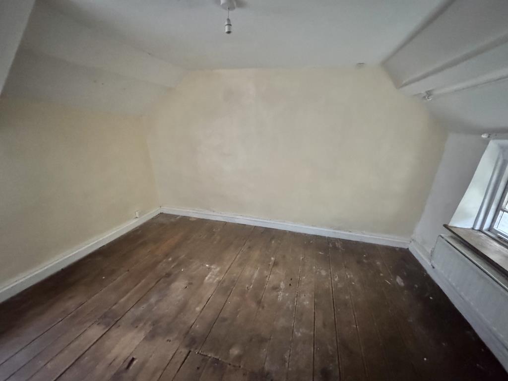 Lot: 1 - CHARACTER TWO-BEDROOM COTTAGE - Bedroom 1